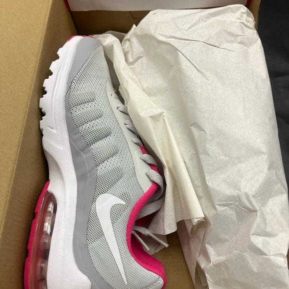Women’s Nike Air Max Invigor- New in box- Size 6.5 - Picture 3 of 8